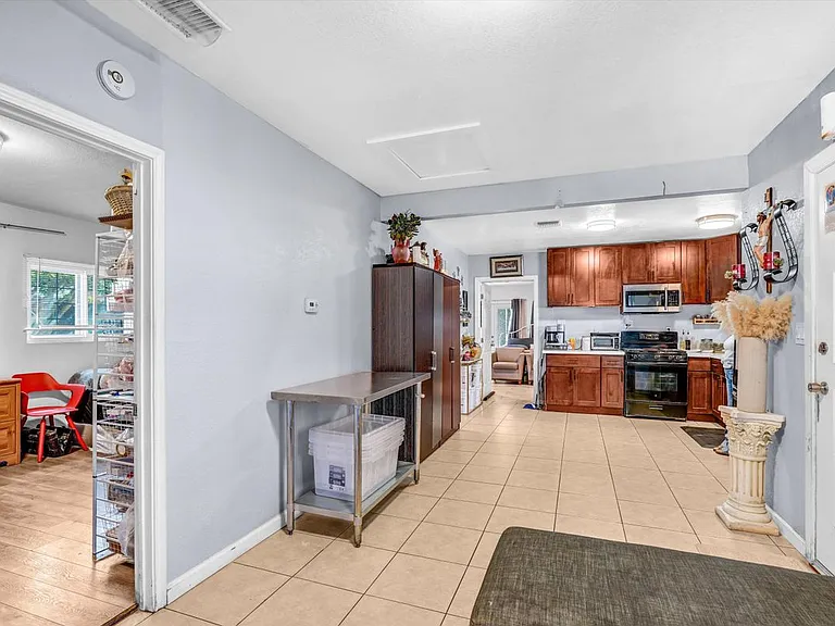 10515 Firmona Ave — Photo 2