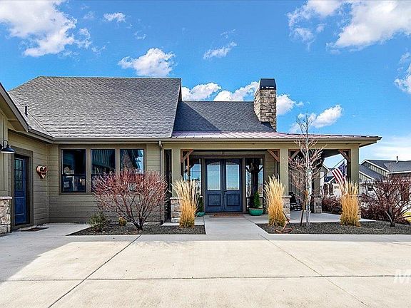 3rd image of 14042 Latigo Ln