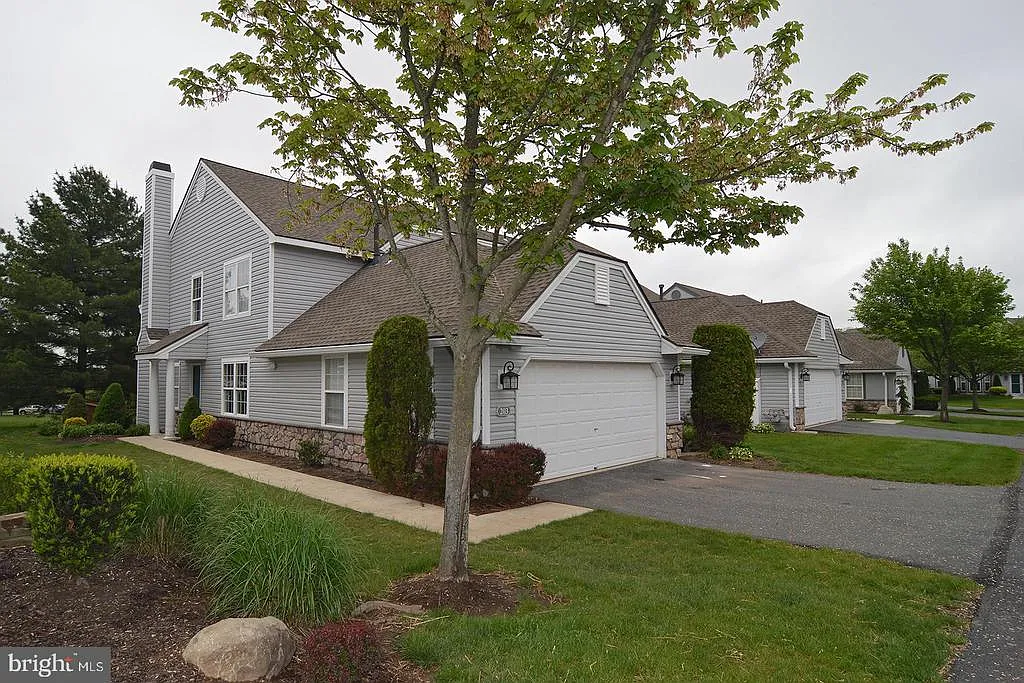 203 Hawthorne Ct N photo 1