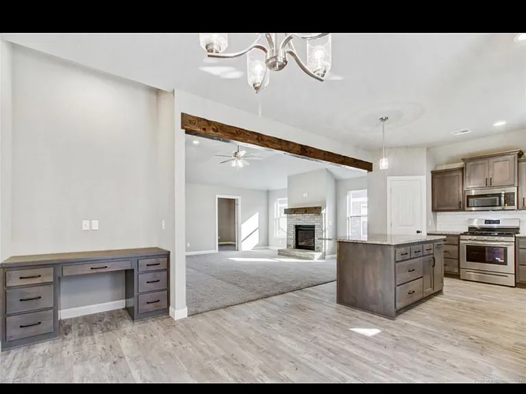 4608 S Linwood Dr — Photo 2
