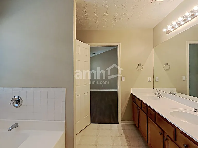 1558 Great Shoals Cir — Photo 15