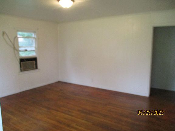 3rd image of 814 W Navasota St