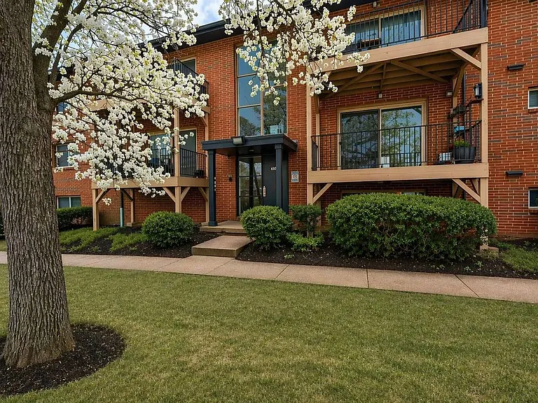 Brooke Court Apartments — Photo 1