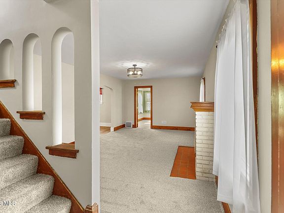 5th image of 758 Barker Rd