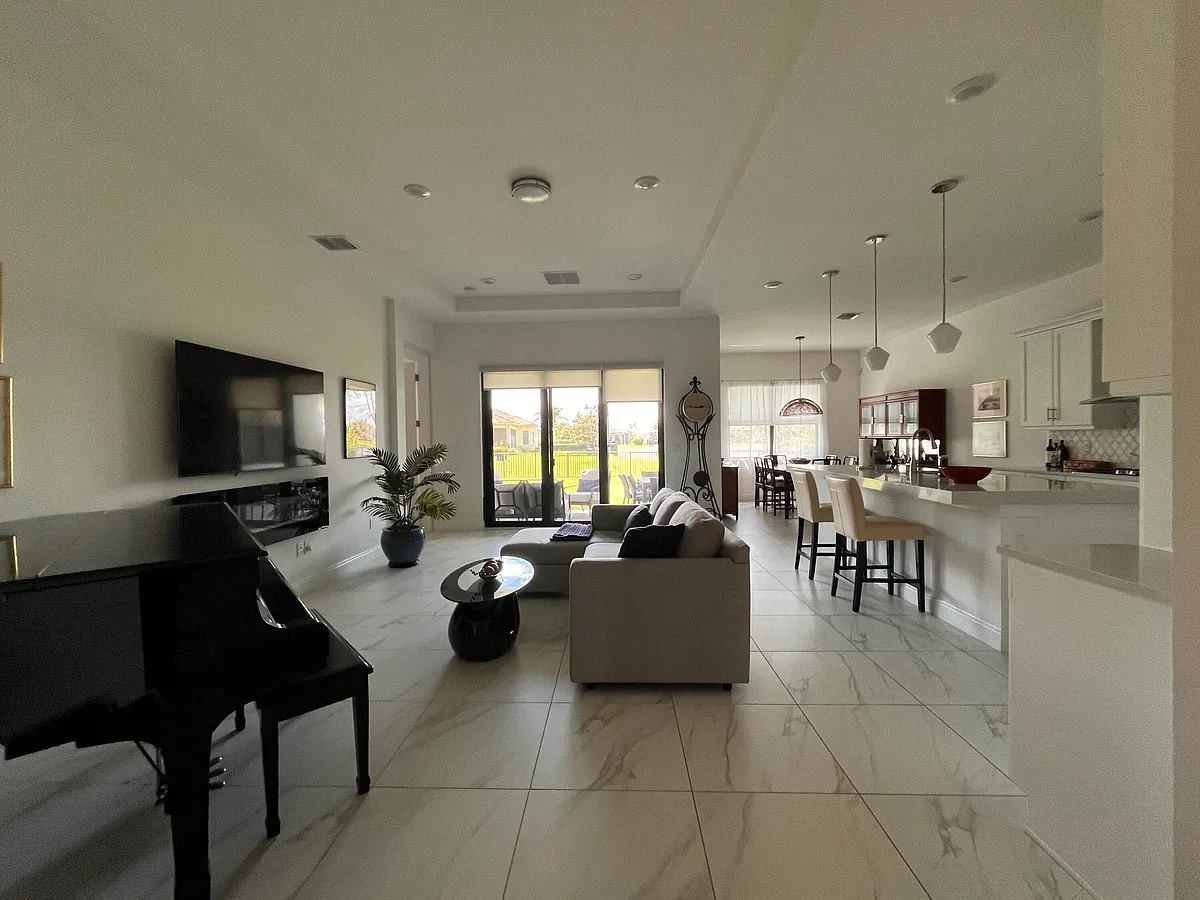 Building Photo - 5663 Saint Armands Way