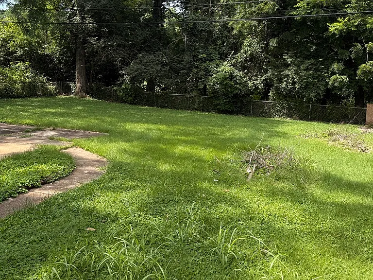 182 Monteith Cir — Photo 2