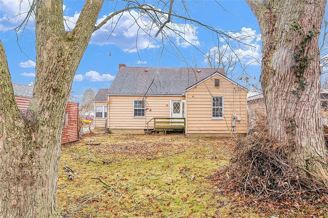 1056 W King St photo 1