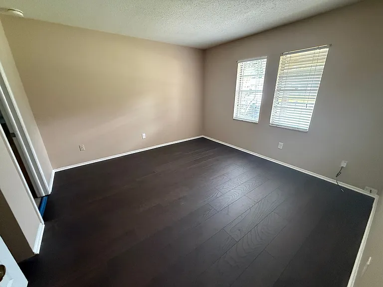 423 Longwood Cir — Photo 6