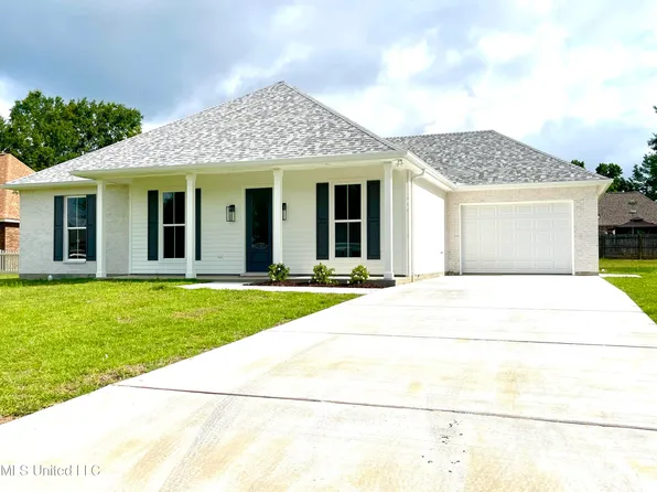 9001 Cedar Ct, Picayune, MS 39466