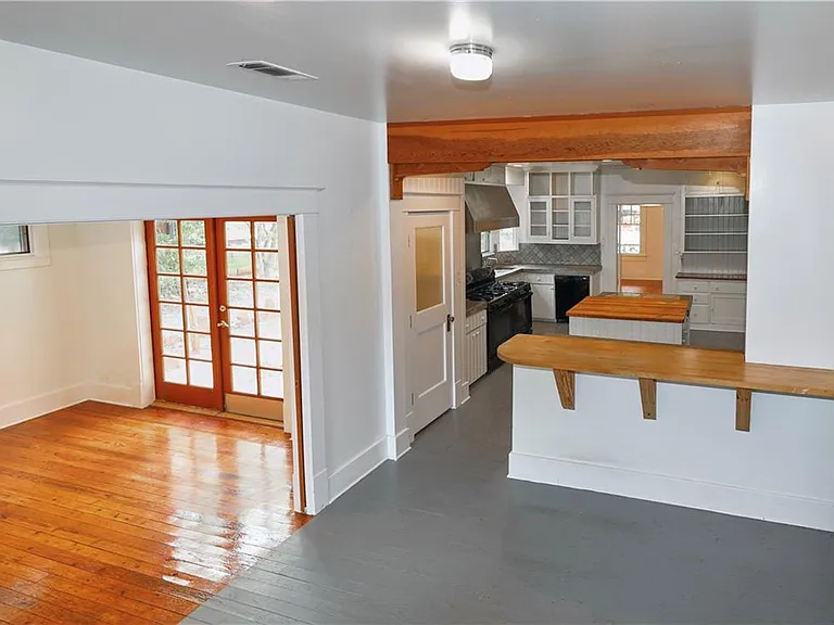 1305 Lorrain St — Photo 5
