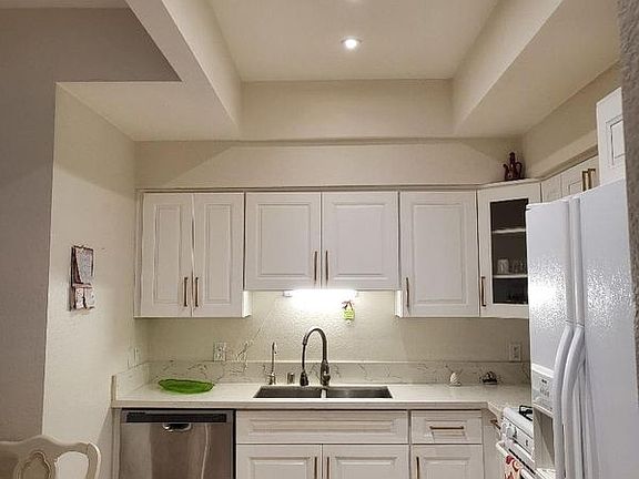 3rd image of 5420 Sylmar Ave APT 113