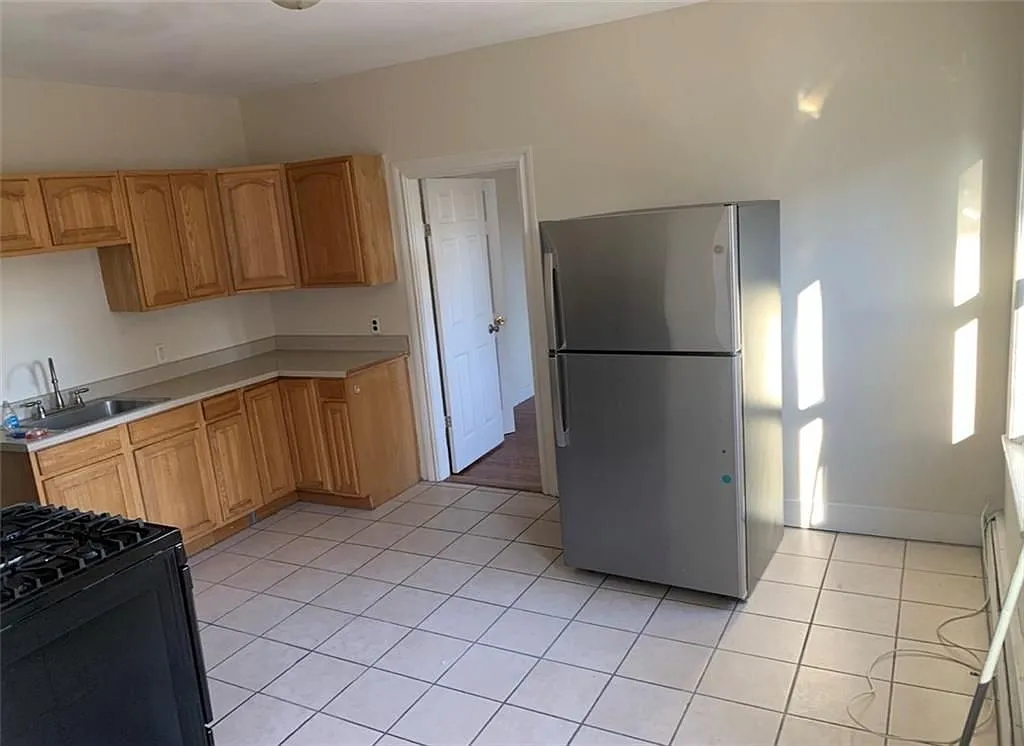 3 bed, 1.0 bath, 1700 sqft, $2,000 — Photo 1