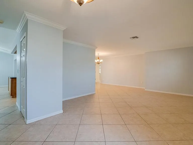 2103 SE 8th Ave — Photo 14