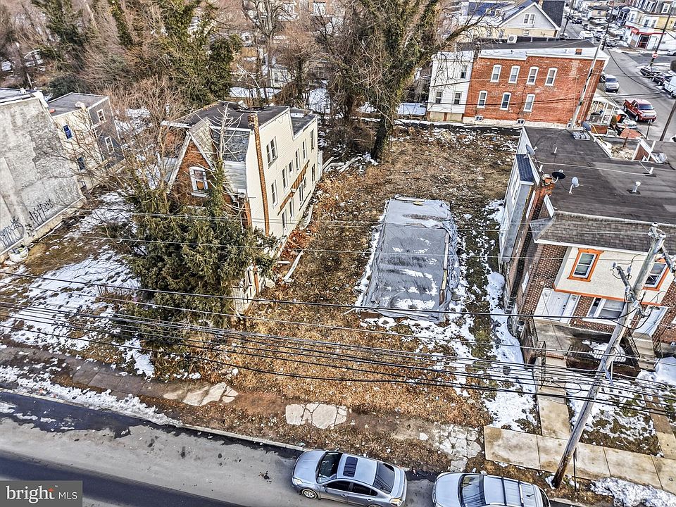 1st image of 239 W 9th St