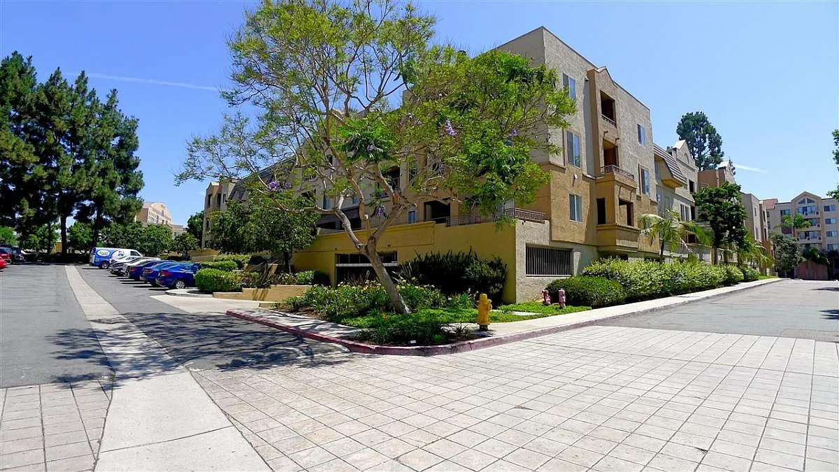 1 bed, 600 sqft, $2,400 — Photo 1