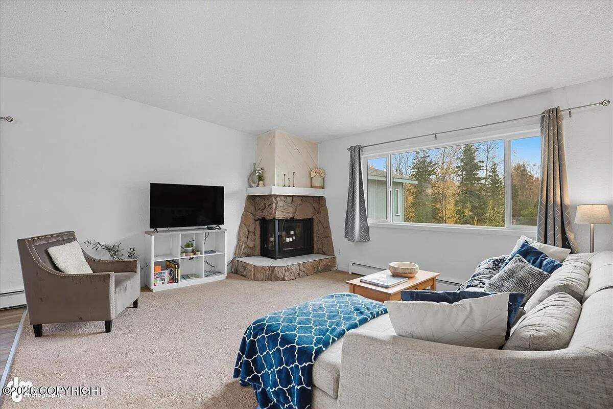 3 bed, 1.0 bath, 1214 sqft, $2,400 — Photo 1