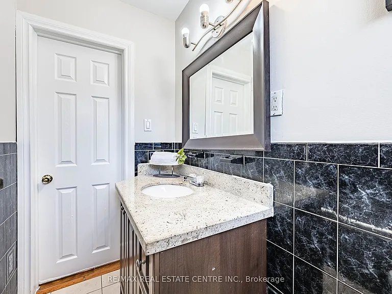 2 Milner Rd #MAIN FLOOR — Photo 33