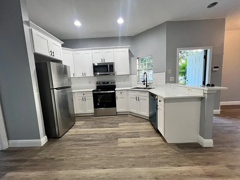 6728 Lake Rochester Ln — Photo 1