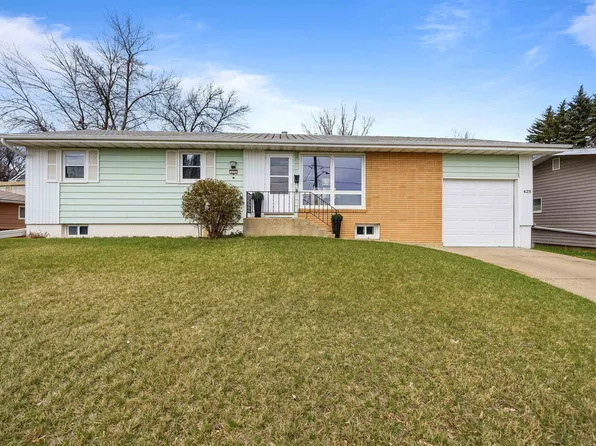 425 11th Ave NE, Minot, ND 58703