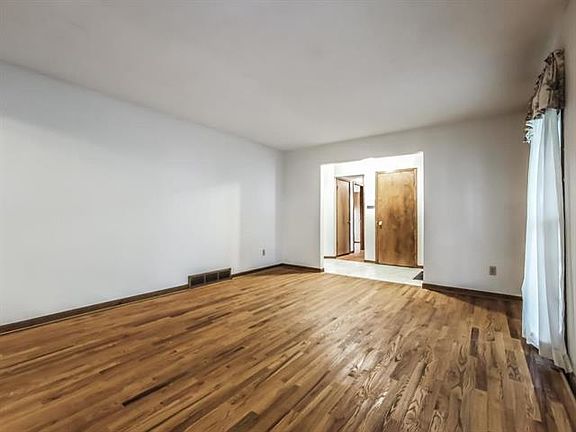 4th image of 6911 W 101st St