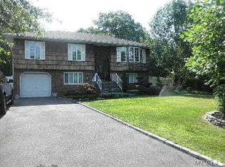 67 W Shore Rd, Oakdale, NY 11769