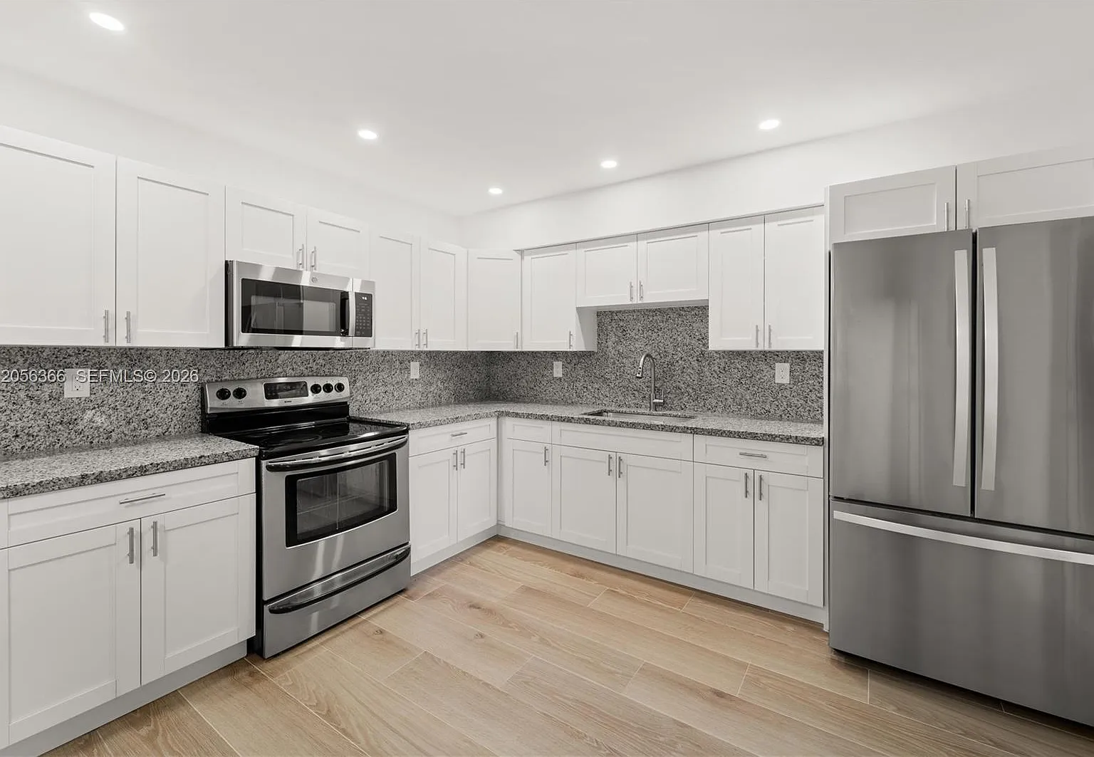 Pinehurst Villa 2nd Addn — Photo 4