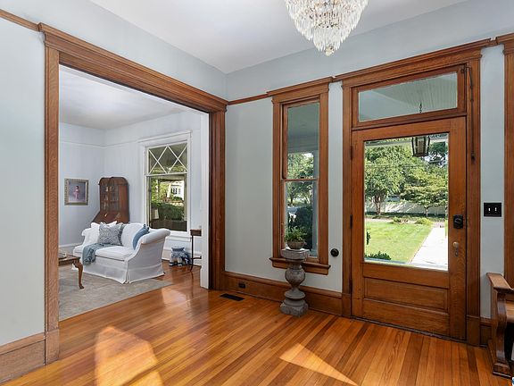 5th image of 511 Holmes Ave NE