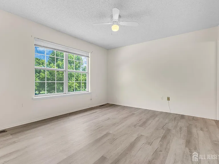 91 Chelsea Ct #14 — Photo 17