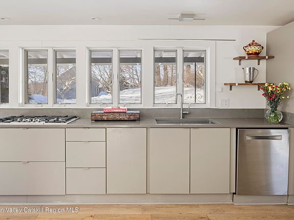 4th image of 28 Hudson Street
