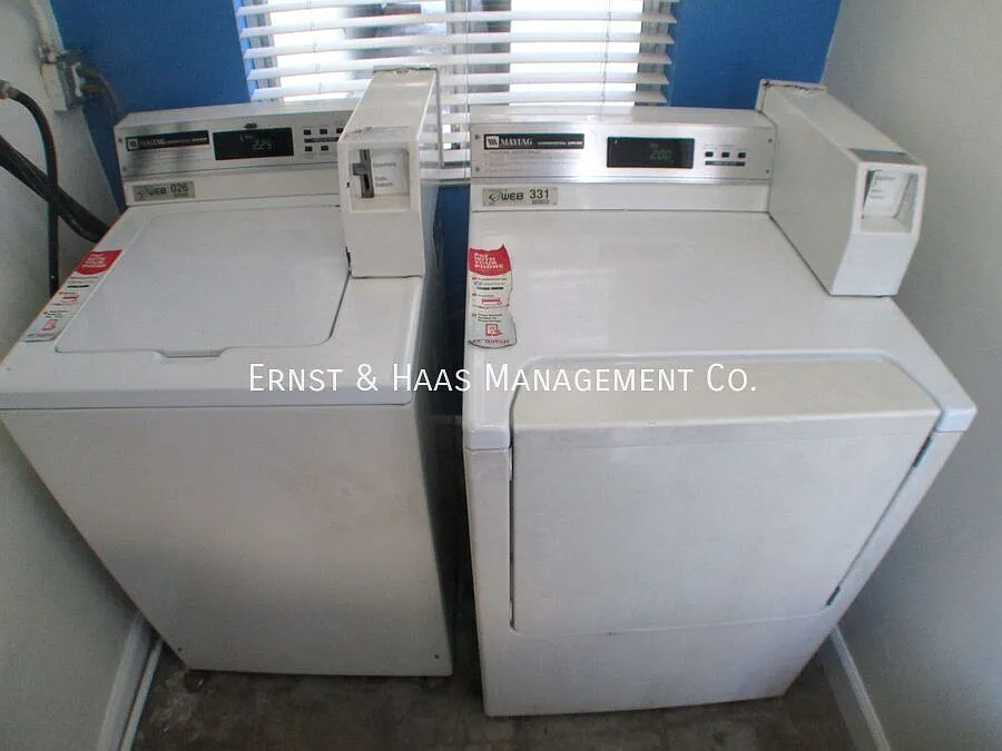 Quaint Garden-Style Apartment with Lots of Charm! — Photo 4