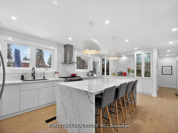 4 Holman Cres, Aurora, ON L4G 1Z9