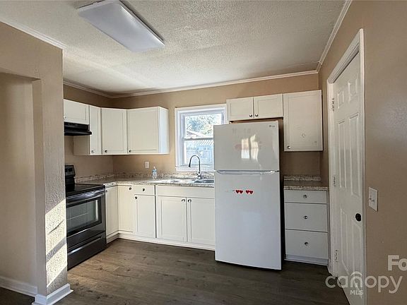 5th image of 513 E Holly St