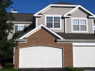 910 Highgate Ln, Grayslake, IL 60030