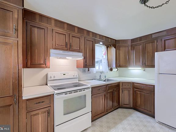 5th image of 801 Carl St