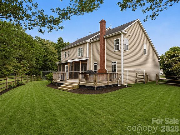 4th image of 601 E Cheval Dr