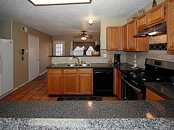 4th image of 1722 Creekpoint Dr