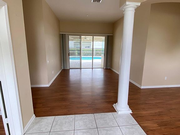 Foyer/Living Room