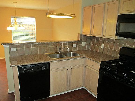 4th image of 819 Oak West Dr