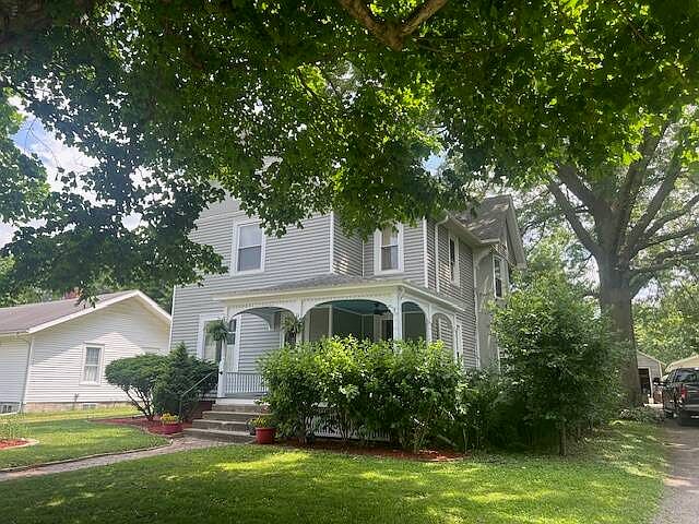 1st image of 915 E 2nd Ave