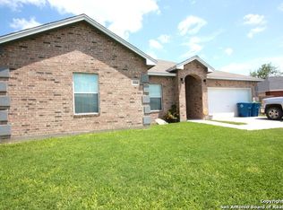 1004 Blue Crest Ln, Beeville, TX 78102