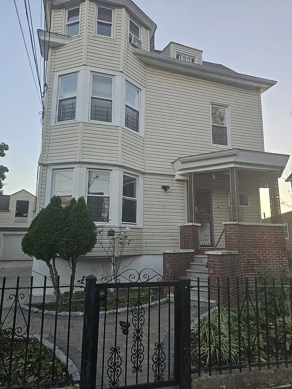 2 bed, 1.0 bath, 1182 sqft, $2,300 — Photo 1