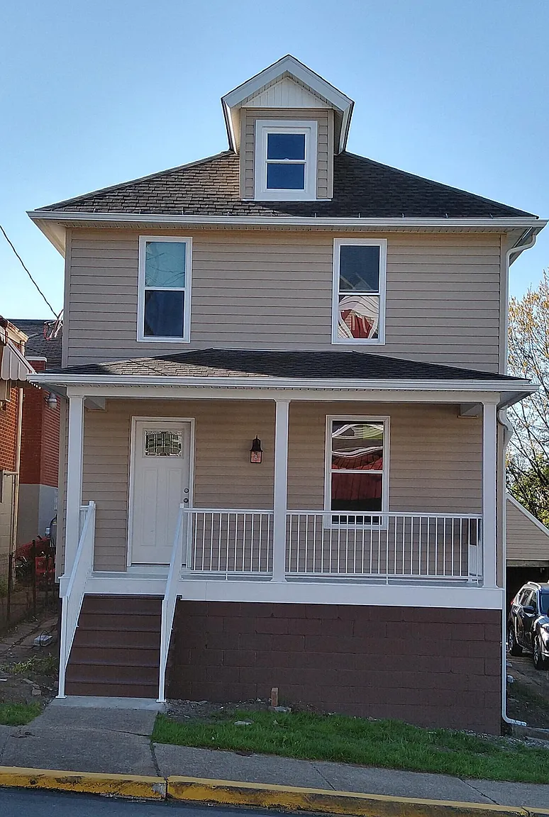 704 Stanton St photo 1