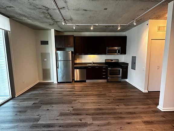 3rd image of 659 W Randolph St APT 1517