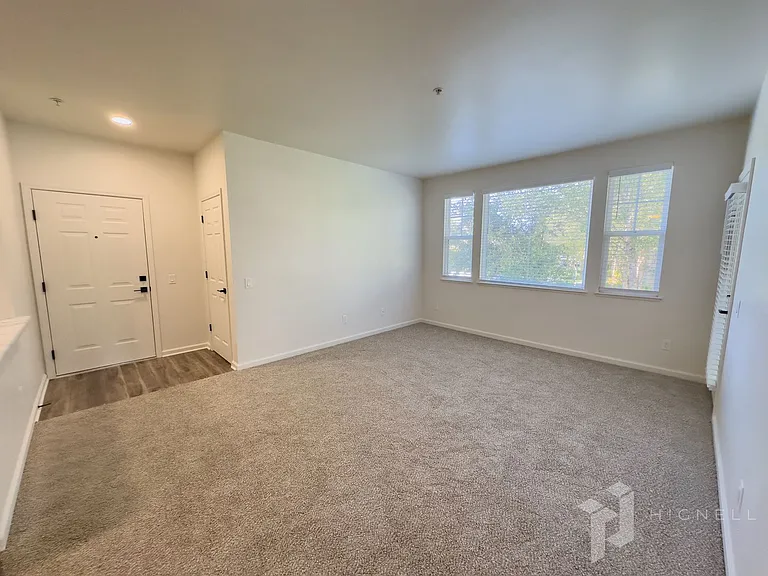 Sterling Oaks Luxury Apartments — Photo 43