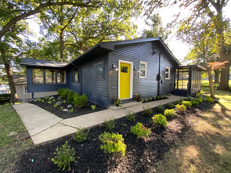 9 Lake Grove Clb — Photo 2