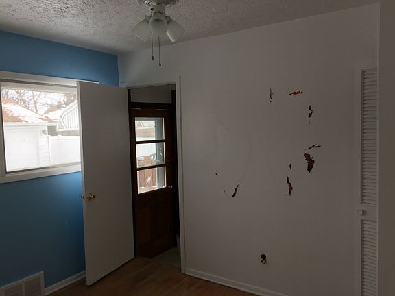 3rd image of 6095 Pickway Dr
