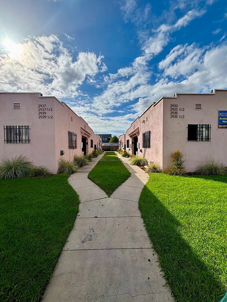 2 bed, 800 sqft, $2,900 — Photo 1