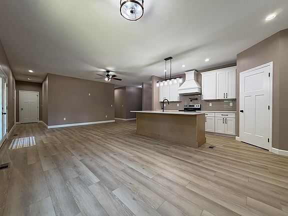 5th image of 353 Kings Ridge Ct