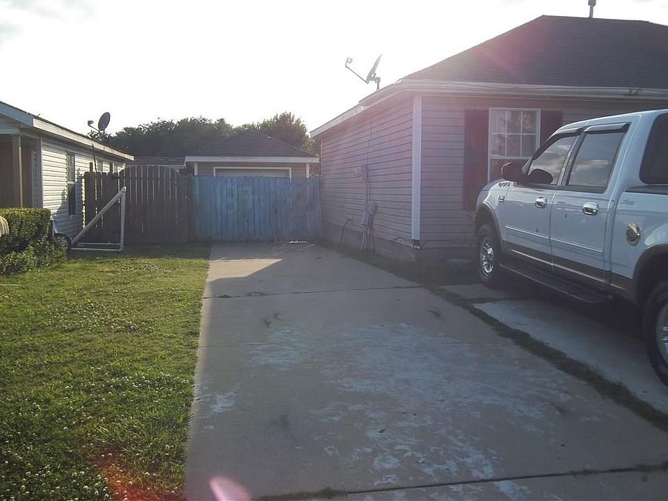 2nd image of 2398 Harry St