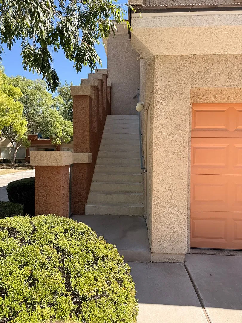 Well-maintained 2-bedroom, 2-bath condo in gated Summerlin community — Photo 2